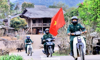 Theo bước chân lính Biên phòng đưa ‘Ngày hội non sông’ đến từng nếp nhà nơi biên giới