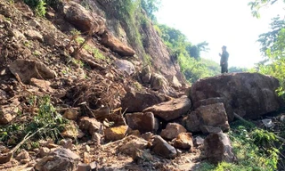 Hơn 10.000m³ đất đá sạt xuống đường, người dân Sơn La gặp khó 