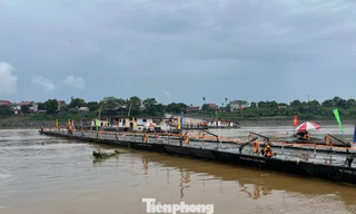 Bão tan, bộ đội công binh lập tức nối lại cầu phao Phong Châu