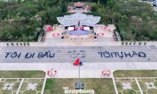 Thanh thiếu nhi tỉnh Sơn La xếp hình 'Tôi đi bầu - Tôi tự hào'