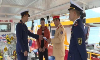 Siết chặt an toàn đường thủy trên hồ Hòa Bình sau vụ lật tàu trên hồ Thác Bà 