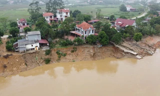 Cảnh nhà dân ‘chênh vênh’ bên điểm sạt lở bờ sông Lô