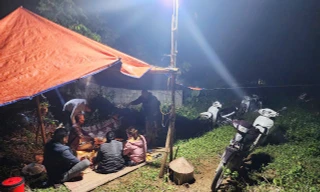 Dừng thi công cột điện cho nhà máy xi măng do có khiếu nại đền bù giải phóng mặt bằng