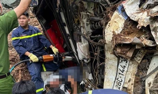 Cứu người mắc kẹt trong ca bin xe tải gặp tai nạn trên dốc Cun