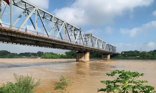 Lật tàu trên sông Lô, 2 người mất tích