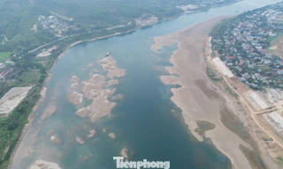 Sông Đà cạn nước, cát trắng lộ ra: Cảnh đẹp hiếm thấy, nỗi lo hiện hữu