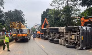 Bắt giam tài xế vụ lật xe đầu kéo khiến 2 phụ nữ tử vong ở Phú Thọ