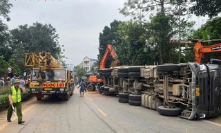 Xe tải lật đè ô tô, xe máy, 2 phụ nữ tử vong tại chỗ