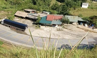 Xuất hiện vết nứt dài trên núi cạnh quốc lộ 6, cơ quan chức năng khuyến cáo