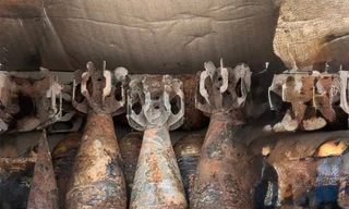 Phát hiện 16 quả đạn cối còn nguyên kíp nổ ngay bờ sông Đà