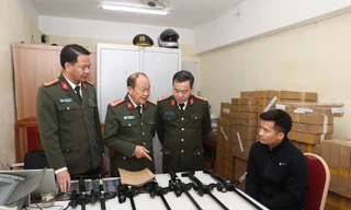 Đường dây mua bán, tàng trữ vũ khí quân dụng núp bóng ‘dụng cụ thông bồn cầu’