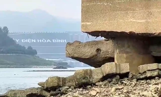 Mực nước sông Đà xuống thấp, lộ trụ cầu