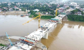 Cầu Phong Châu gấp rút thi công để hợp long vào ngày 28/8 tới