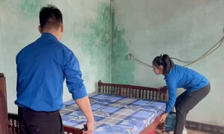 Thanh niên Phú Thọ giúp người nghèo neo đơn dọn nhà đón Tết