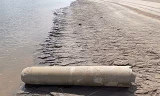 Phát hiện vật thể lạ lớn bất thường nằm ven bờ sông Đà