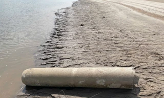 Phát hiện vật thể lạ lớn bất thường nằm ven bờ sông Đà