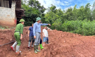 Xuất hiện vết nứt lớn trên sườn dốc ở Phú Thọ, di dời 84 người dân