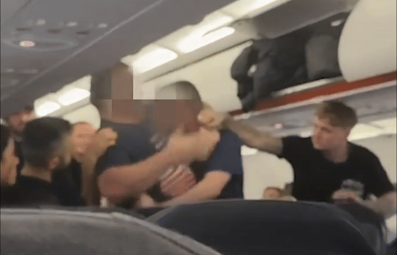 Hai gia đình ẩu đả vì việc cậu bé 5 tuổi xem phim võ thuật trên máy bay. Ảnh: Cắt từ màn hình.