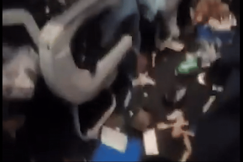 Khung cảnh hỗn loạn trên máy bay Boeing 787 sau khi xảy ra sự cố. Ảnh: cắt từ video.