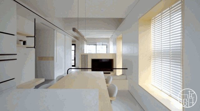 Nơi tiếp khách được bố trí lọt thỏm giữa căn nhà không chỉ là nơi đón khách mà còn có thể là nơi nghỉ ngơi. Cách bố trí gần gũi, nhỏ tạo sự quây quần khi gia đình ngồi bên nhau. Nơi tiếp khách được bố trí lọt thỏm giữa căn nhà không chỉ là nơi đón khách mà còn có thể là nơi nghỉ ngơi. Cách bố trí gần gũi, nhỏ tạo sự quây quần khi gia đình ngồi bên nhau.