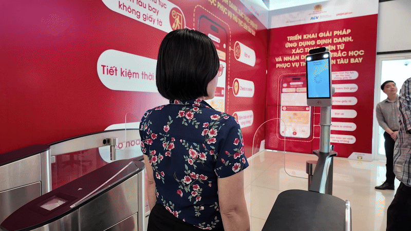 Với hành khách đến/đi từ nhà ga quốc nội T3 - HKQT Tân Sơn Nhất, có thể làm thủ tục lên máy bay bằng ứng dụng sinh trắc học mà không cần mang theo giấy tờ. Ảnh: VNA.