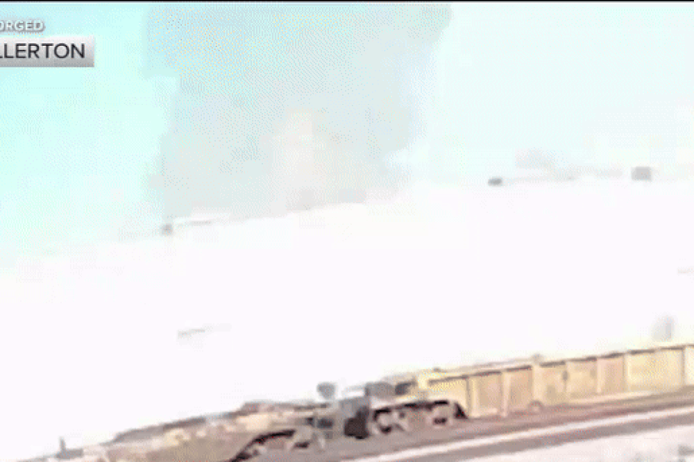 Giây phút chiếc máy bay rơi xuống tòa nhà ở Fullerton rồi bốc cháy. Ảnh: ABC7 News.