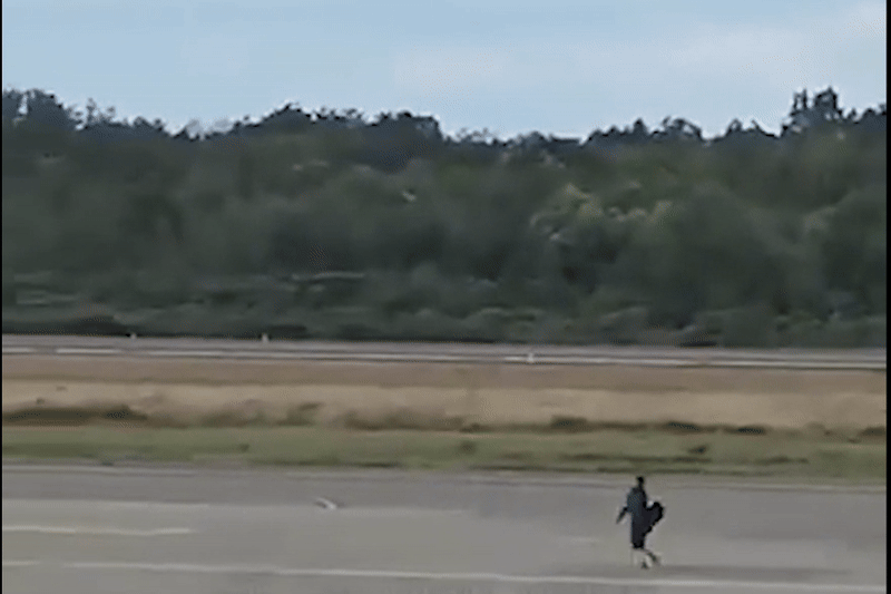 Nam hành khách chặn đầu máy bay phản lực đang chuẩn bị cất cánh vì lỡ chuyến. Ảnh: Cắt từ màn hình.