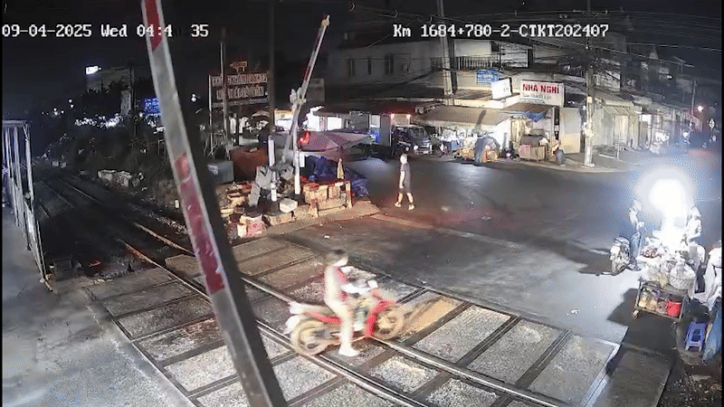 Ô tô biển kiểm soát 50H-540.89 cố tình vượt qua đường tàu khi tàu sắp đến nên làm hỏng cần chắn đường sắt. Ảnh: Cắt từ clip do VRN cung cấp