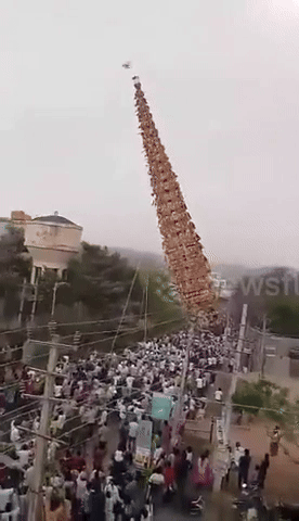 Cảnh tòa tháp bất ngờ đổ xuống khiến 4 người thương vong tại lễ hội Huskur Madduramma ở Ấn Độ. Ảnh: ETV Bharat. Cảnh tòa tháp bất ngờ đổ xuống khiến 4 người thương vong tại lễ hội Huskur Madduramma ở Ấn Độ. Ảnh: ETV Bharat.