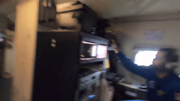 Chiếc máy bay rung lắc dữ dội khi xuyên tâm siêu bão Milton. Ảnh cắt từ clip. Chiếc máy bay rung lắc dữ dội khi xuyên tâm siêu bão Milton. Ảnh cắt từ clip.