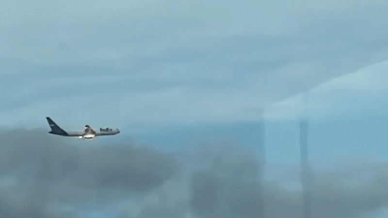 Hình ảnh động cơ máy bay bốc cháy trên bầu trời. Ảnh: X Hình ảnh động cơ máy bay bốc cháy trên bầu trời. Ảnh: X