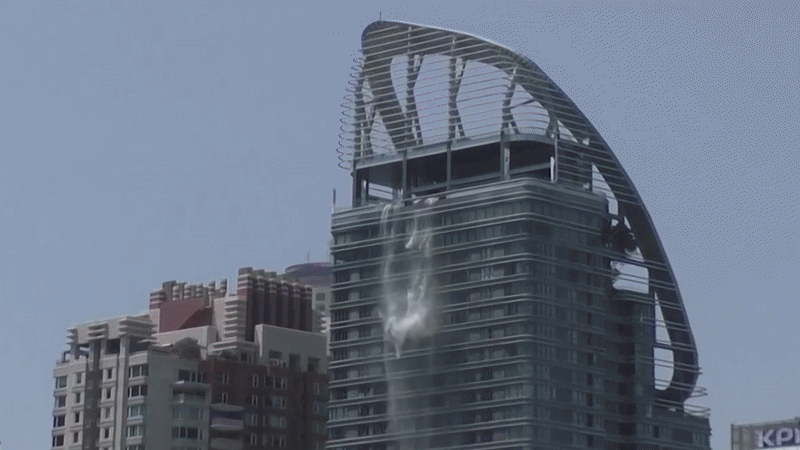 Du khách tại Bangkok (Thái Lan) chạy ra khỏi các tòa nhà sau trận động đất. Ảnh: Cắt từ video của NDTV. Du khách tại Bangkok (Thái Lan) chạy ra khỏi các tòa nhà sau trận động đất. Ảnh: Cắt từ video của NDTV.