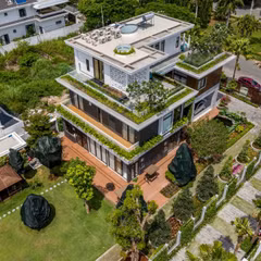 Biệt thự 1.800m² gây ấn tượng với hồ nước và loạt giải pháp tiết kiệm năng lượng