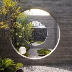 Thiết kế sân vườn villa thú vị với cổng vòm và cây xanh lơ lửng 