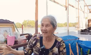 Sạt lở lớn bờ kênh, người dân bất lực nhìn gia sản chìm dần