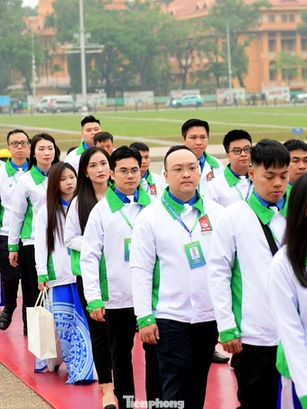 Đoàn đại biểu Đại hội Đoàn Thanh niên Chính phủ lần thứ I vào Lăng viếng Chủ tịch Hồ Chí Minh