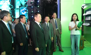 Sinh viên mang tinh thần 'tự hào Việt Nam' đến Ngày Thẻ Việt Nam 2025