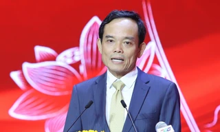 Bí thư Thành ủy TPHCM Trần Lưu Quang trao đổi với các văn nghệ sĩ.