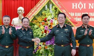 Đại tướng Nguyễn Trọng Nghĩa nhận bàn giao chức trách, nhiệm vụ từ Đại tướng Trịnh Văn Quyết 