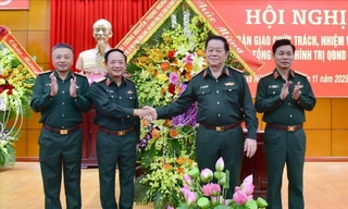 Đại tướng Nguyễn Trọng Nghĩa nhận bàn giao chức trách, nhiệm vụ từ Đại tướng Trịnh Văn Quyết 