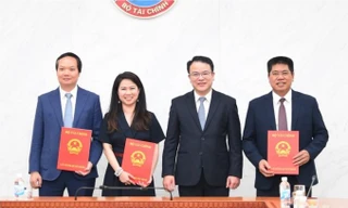Bộ Tài chính bổ nhiệm 3 cục trưởng, vụ trưởng