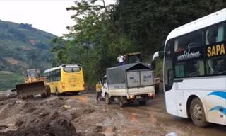 Cấm xe hợp đồng chở khách vào khu vực cảnh báo mưa lũ, sạt lở đất 
