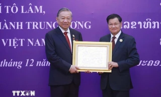 Lào trao tặng Tổng Bí thư Tô Lâm Huân chương Vàng Quốc gia