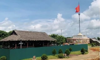 Tạm dừng đón khách tham quan di tích Đôi bờ Hiền Lương - Bến Hải 