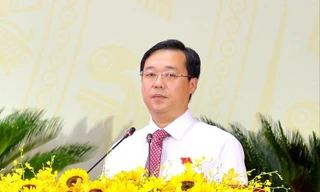 Đại biểu làm thủ tục tự động khi dự Đại hội Đảng bộ tỉnh Đồng Tháp