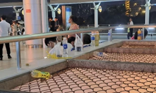 Sân bay Tân Sơn Nhất: Khách đông, rác 'bủa vây'