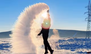 Ai tới đây cũng không thể bỏ qua trải nghiệm hắt nước sôi lên không trung để chiêm ngưỡng chúng hóa tuyết trong giây lát
