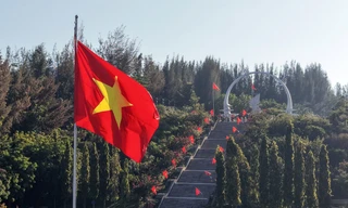 Thượng cờ tại khu tưởng niệm chiến sĩ Gạc Ma: Khoảnh khắc thiêng liêng hướng về Tổ quốc