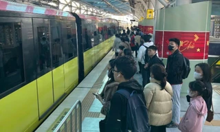 Xăng tăng giá liên tục, người Hà Nội bỏ xe cá nhân, ùn ùn đi tàu điện