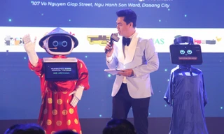 Mục sở thị dàn robot làm bồi bàn, lễ tân khách sạn tại Đà Nẵng 